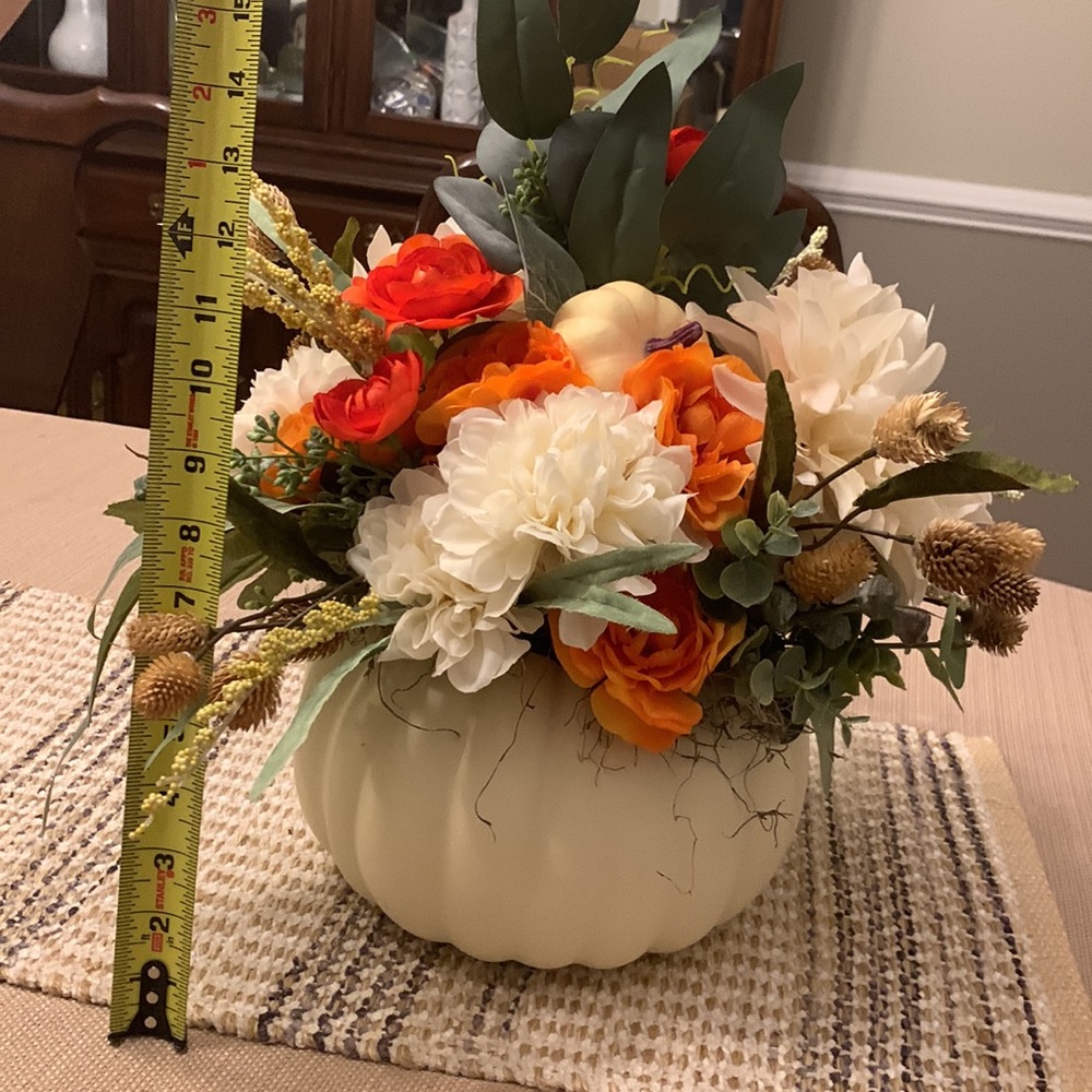 Autumn pumpkin centerpiece - Picture 6 of 9